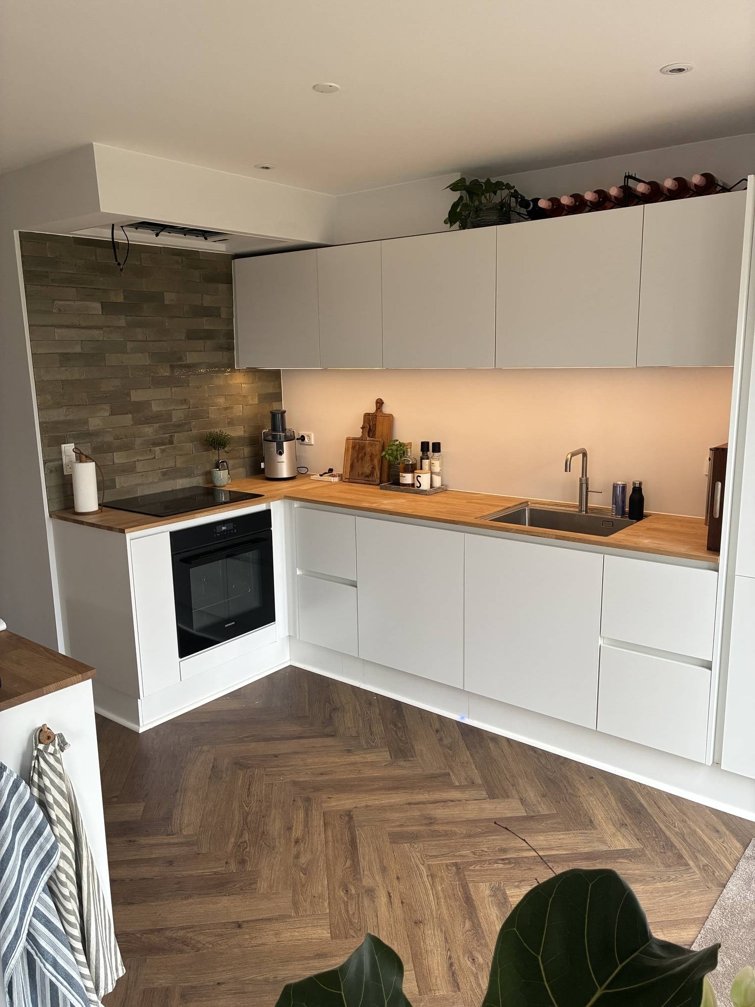 Renovering af køkken i farverne hvid og træ