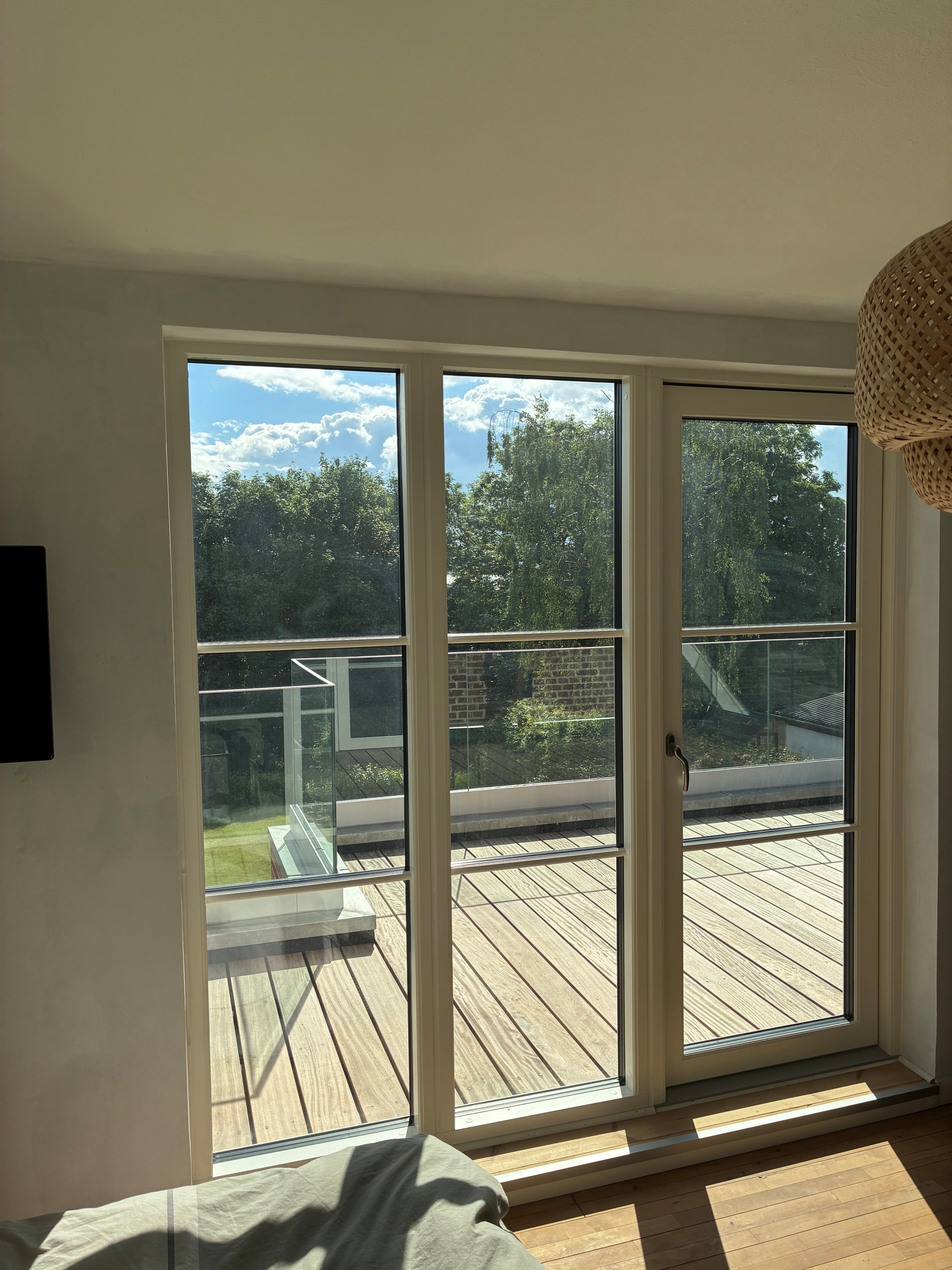Renovering af hus med træterrasse til
