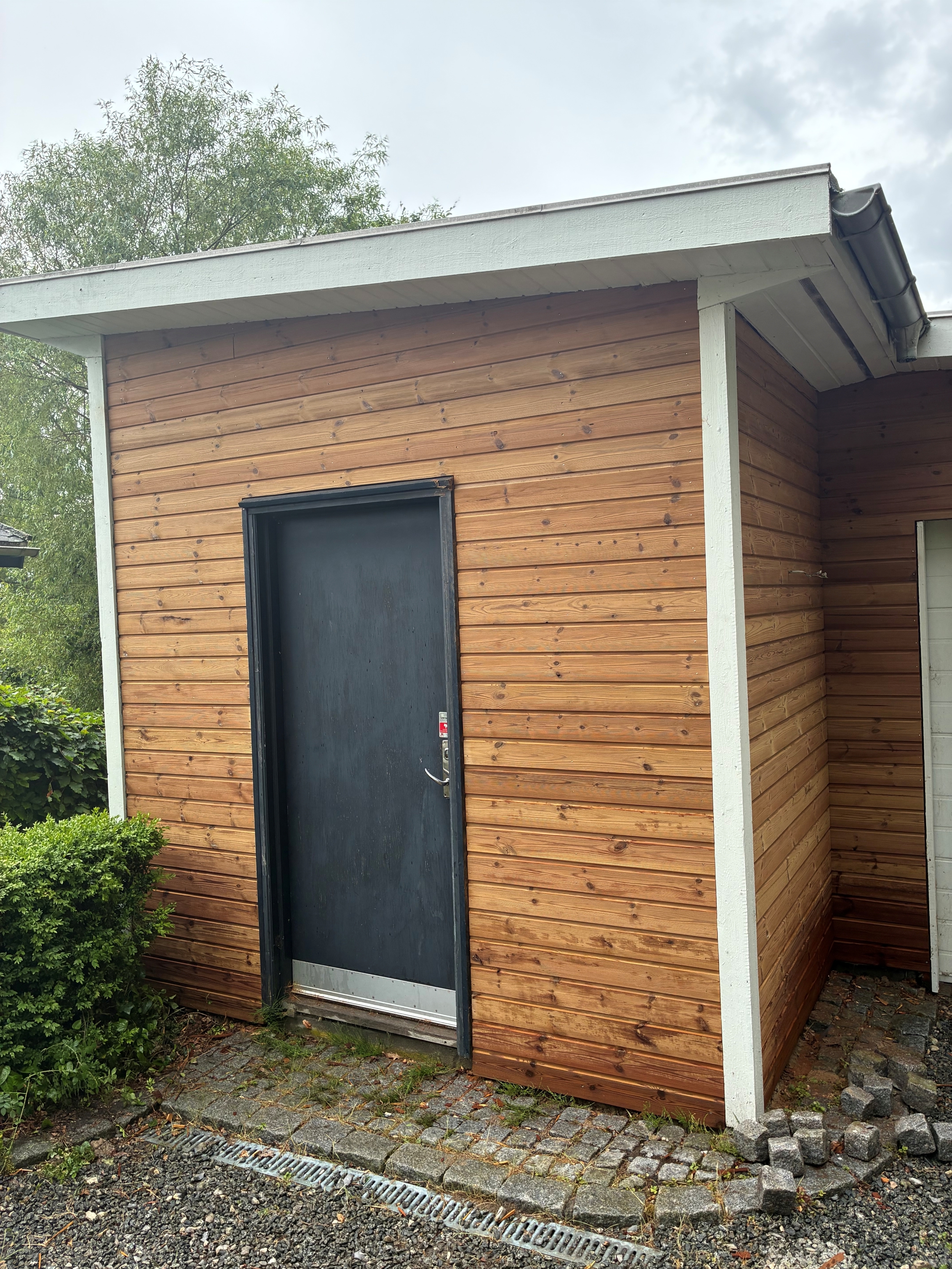 En tilbygning med totalentreprise til udendørs rum 